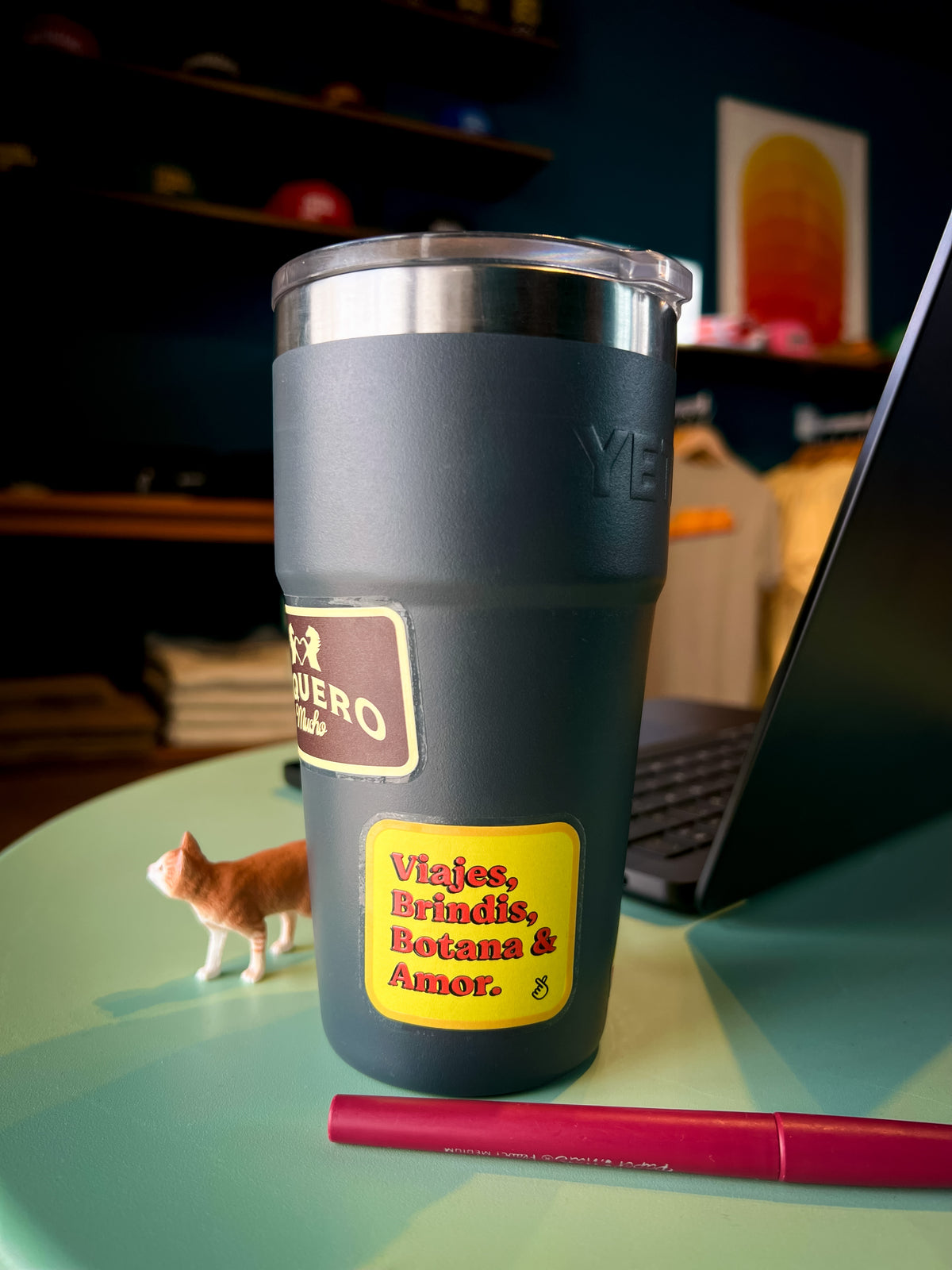 Sticker Brindis – Venimos a Pasarla Bien.